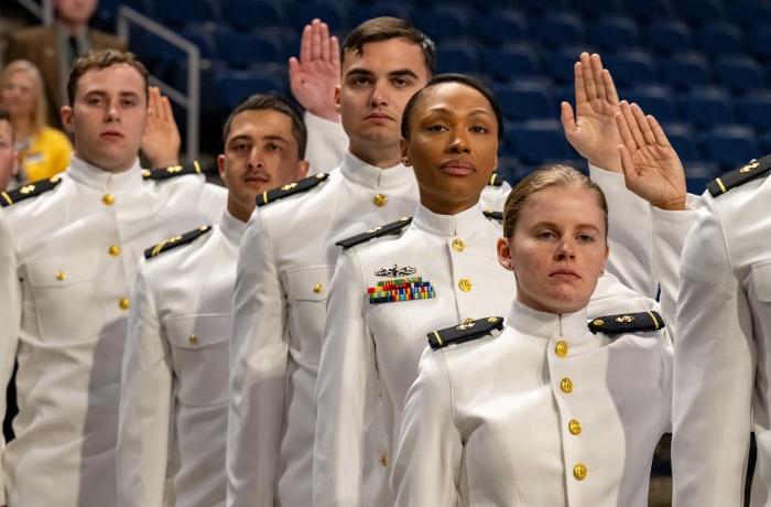 ROTC学员举起右手宣誓