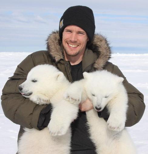 约翰·怀特曼 holding polar bear cubs